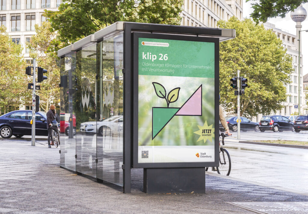 Plakat für den Klimapreis klip der Stadt Oldenburg an einer Bushaltestelle.