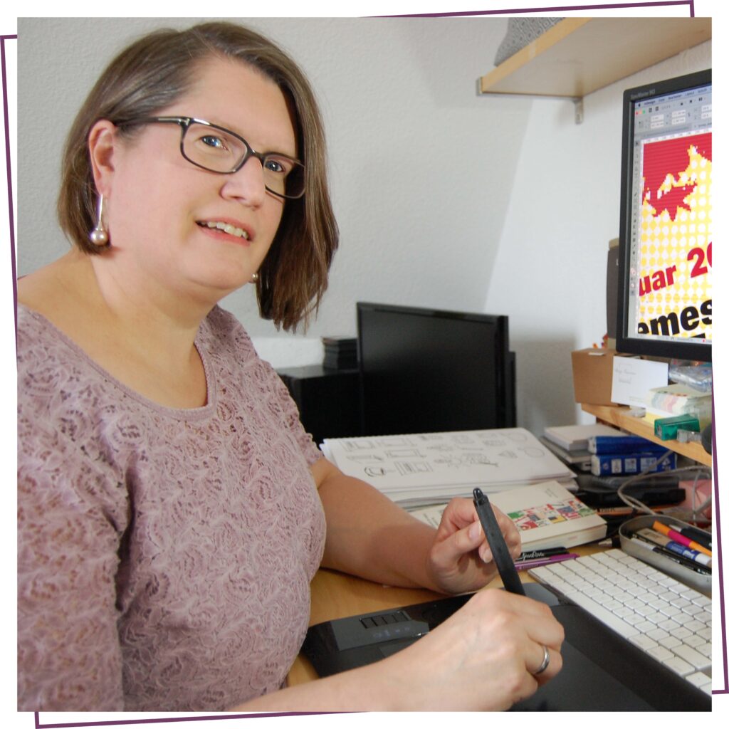 Anja Meinen an ihrem Arbeitsplatz bei der Erstellung eines individuellen Printoprodukts