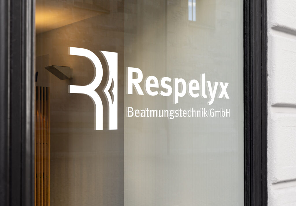 Logo von Respelyx in weiß als Fensterfolierung auf einer Glasscheibe